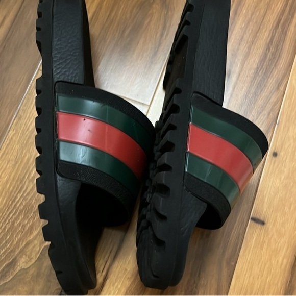 Gucci Black and Red Slip-On Loafers with Bold Stripes - Picture 5 of 14